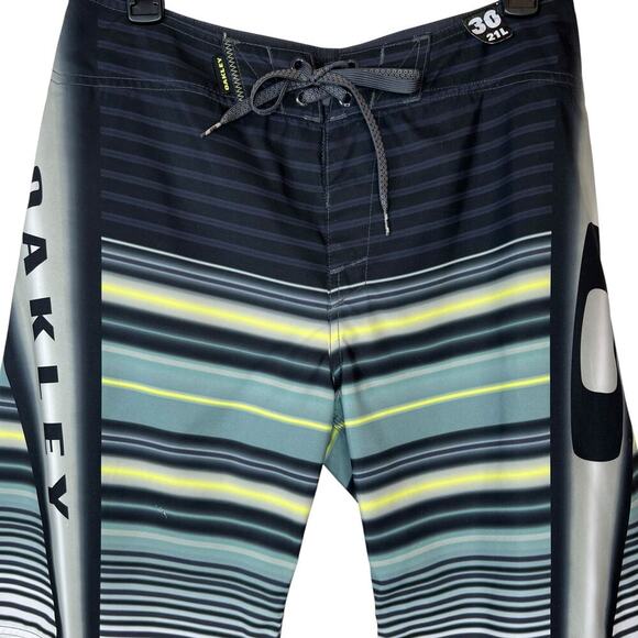 OAKLEY 10.5" Board and Surf Shorts in Black & Gray Men's 30 Waist - Picture 4 of 13